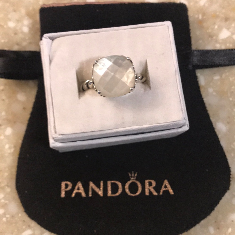 ❄️Authentic Mother of Pearl Pandora Ring❄️